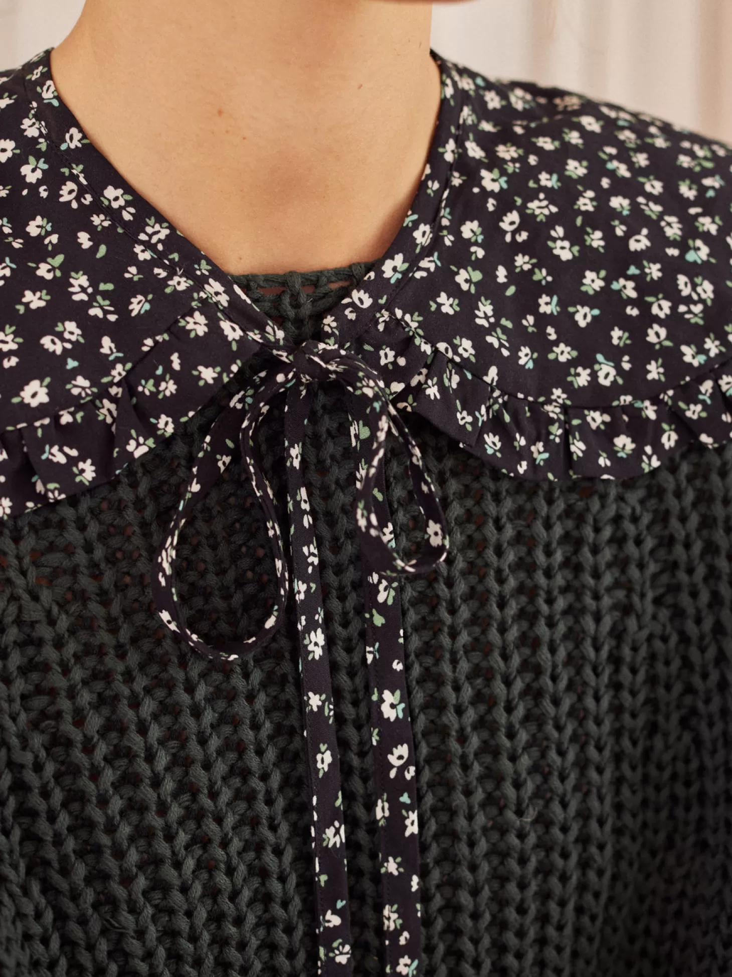 Discount Twothirds Floral Neck-Dusty Floral